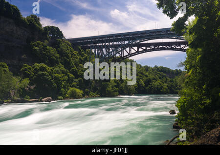 Niagara River bei Whirlpool Bridge in Kanada Stockfoto