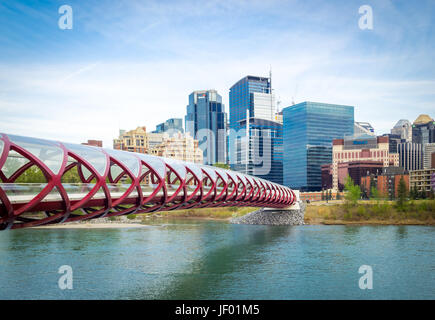 Ein Blick von der Friedensbrücke (von Santiago Calatrava entworfen) und die Skyline von Calgary, Alberta, Kanada. Stockfoto