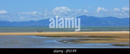 Strand und Berge in Marahau Stockfoto