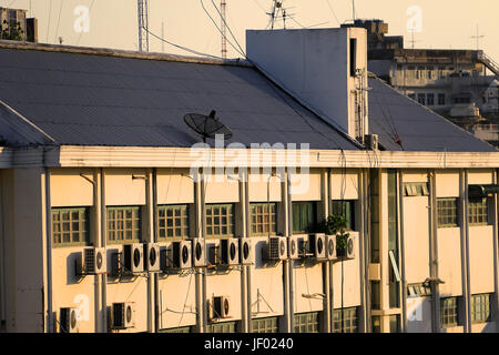 Mauerbau mit vielen Klimaanlagen und parabolische Antennen auf den Dächern Stockfoto