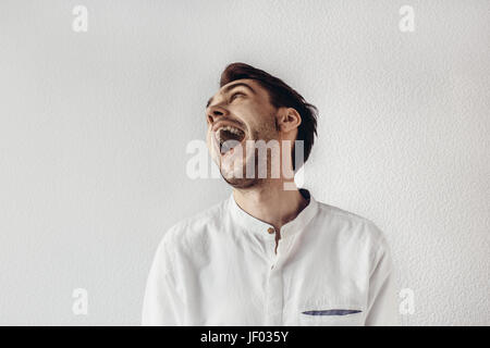 Mann und Schreien mit offenem Mund Stockfoto