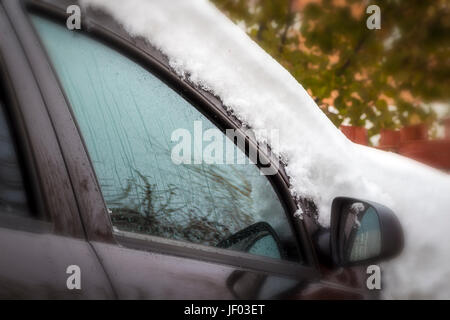 Auto, das mit einer dicken Schicht Schnee enthalten ist Stockfoto