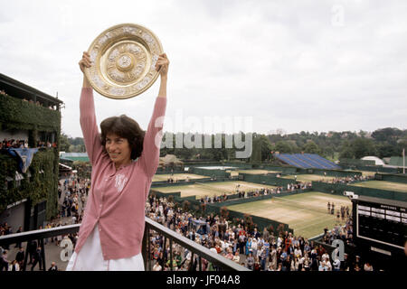 Datei Foto datiert 07.01.1977 von Virginia Wade von Großbritannien mit der Trophäe nach dem Gewinn der Wimbledon Frauen Singles. Stockfoto