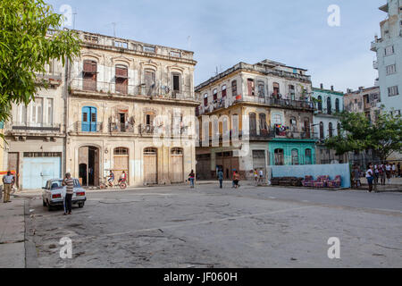 Havanna, Kuba - 12. Dezember 2016: Menschen in den Straßen von Alt-Havanna, Kuba Stockfoto