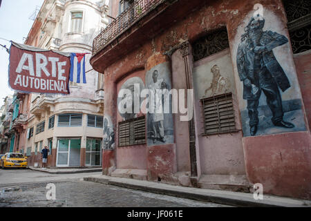 Havanna, Kuba - 12. Dezember 2016: Straßenszene in der Innenstadt von Havanna, Kuba mit der Nationalflagge Kubas und ein Banner für Arte Bienal, eine Havanna Zweijahreszeiträumen Stockfoto