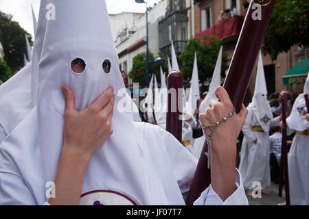 Detail der Büßer rot mit einer Kerze in der Karwoche, Triana Distrct, Sevilla, Spanien Stockfoto