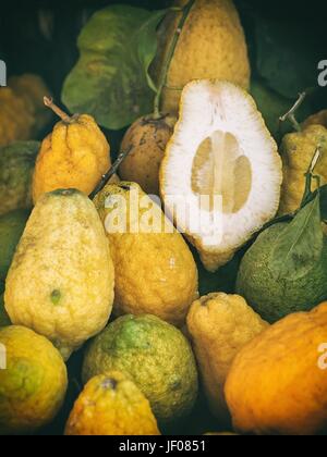 Frische Zitronen mit grünen Blättern closeup Stockfoto