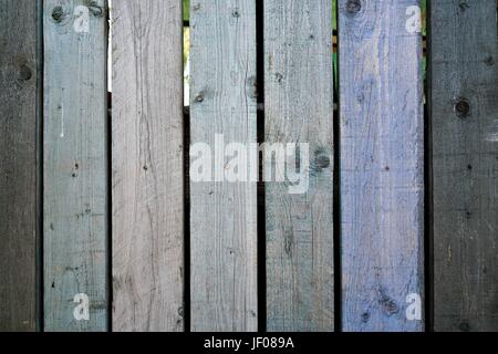 Holzzaun aus Holz auf einem Grundstück gemacht Stockfoto