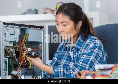 Tech testet elektronischen Geräte im Service-Center Stockfoto