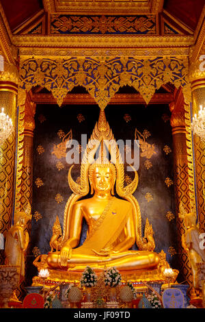 Phra Phuttha Chinnarat Buddha-Statue im Wat Phra Si Rattana Mahathat Tempel, eines der drei wichtigsten sehr Respekt in Thailand Stockfoto