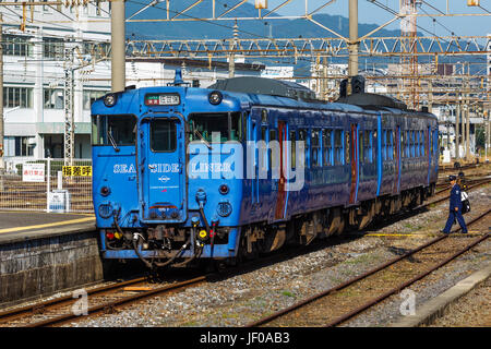 Am Meer-Liner am Bahnhof Nagasaki in Japan Stockfoto