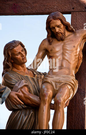 Holz-Schnitzerei aus Zedernholz des spanischen Bildhauers Victor Flüsse, den Abstieg vom Kreuz darstellt, als Jesus gekreuzigt, Heilige Woche in Spanien, beliebte t war Stockfoto