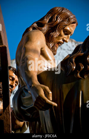 Holz-Schnitzerei aus Zedernholz des spanischen Bildhauers Victor Flüsse, den Abstieg vom Kreuz darstellt, als Jesus gekreuzigt, Heilige Woche in Spanien, beliebte t war Stockfoto