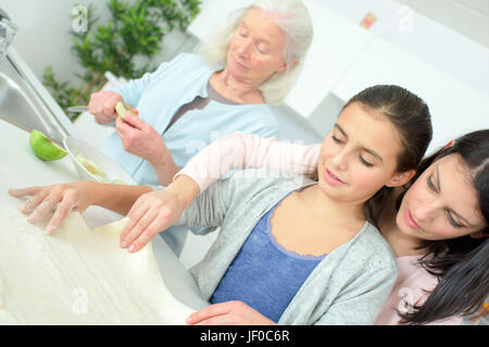 Drei Generationen von Frauen Backen zusammen Stockfoto