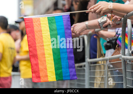 GayPride Zuschauer tragen Homosexuelle Regenbogenflaggen während Toronto Pride Parade im Jahr 2017 Stockfoto