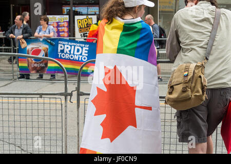 Toronto, CA - 25. Juni 2017: eine Mädchen mit Schwule Regenbogenfahne auf ihr zurück zu Toronto-Gay-Pride-Parade Stockfoto