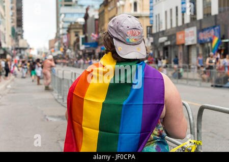 Toronto, CA - 25. Juni 2017: eine Mädchen mit Schwule Regenbogenfahne auf ihr zurück zu Toronto-Gay-Pride-Parade Stockfoto