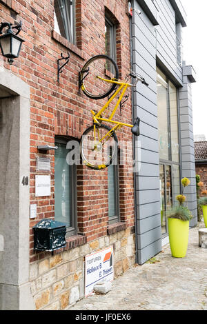 HENRI-CHAPELLE, Belgien, malte 25. Juni 2017 - Fahrrad an einer Hauswand befestigt Stockfoto