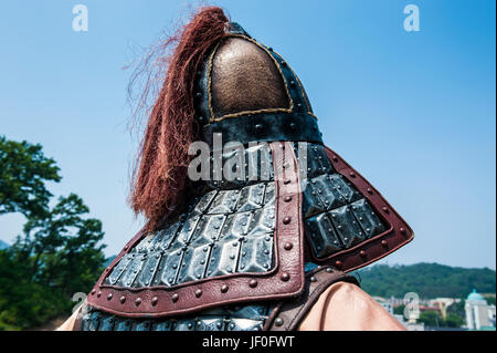 Traditioneller Helm eine Wachablösung vor dem Ändern der Zeremonie, Gongsanseong, Gongju Wachburg, Süd Chungcheong Provinz, Südkorea Stockfoto