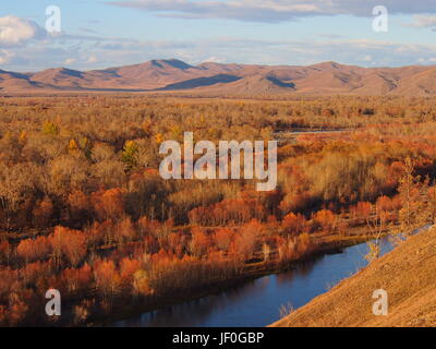 Mongolische Landschaft und Fluss im Herbst Farben Stockfoto