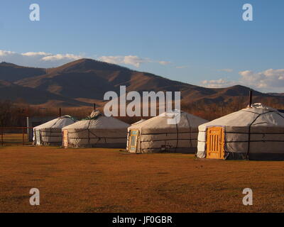 Der warme Sonnenuntergang leuchtet der traditionellen mongolischen Gers in der Steppe außerhalb Ulaanbaatar Stockfoto