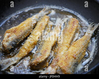 geschnittenen Fisch Heringe in einer Pfanne braten Stockfoto