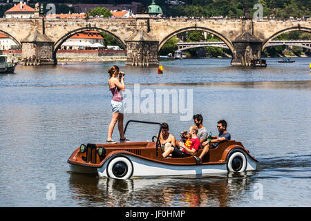 Prager Touristen auf Prager Tretboot Moldau zurück Karlsbrücke Prager Sommertag Tschechische Republik Tourismus Moldau in Prag Stockfoto