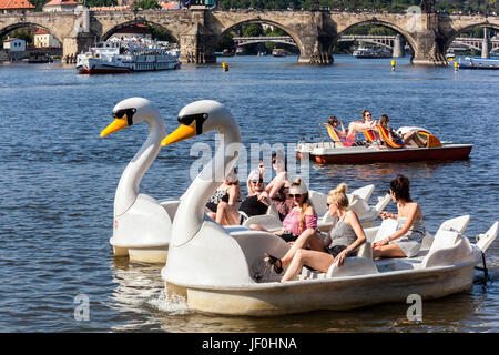 Prag Menschen Prag Tretboot auf Moldau, Karlsbrücke Prag Touristen Tschechische Republik, Europa Stockfoto