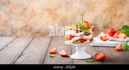 Pfannkuchen-Kuchen mit Joghurt und Erdbeeren Stockfoto