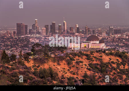 Griffith Observatory und die Skyline von Los Angeles in der Abenddämmerung Stockfoto