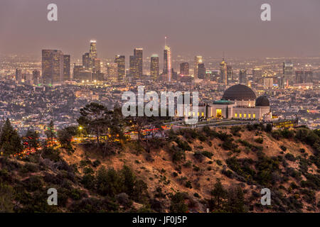 Griffith Observatory und die Skyline von Los Angeles in der Abenddämmerung Stockfoto