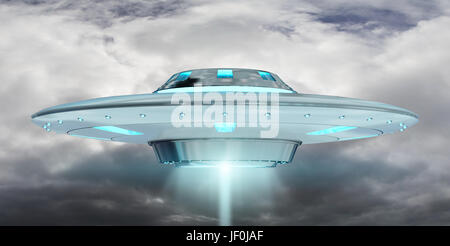 Metall und Silber Vintage UFO fliegen am bewölkten Himmel 3D-Rendering Stockfoto