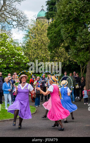 Shrewsbury Morris Tänzerinnen im Schlossgarten im Rahmen der St George Day Feierlichkeiten in Bridgnorth, Shropshire. Stockfoto