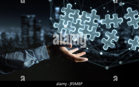 Geschäftsmann auf unscharfen Hintergrund halten handgezeichneten Puzzleteile Stockfoto