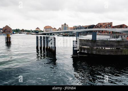 Kopenhagen, Dänemark - 12. August 2016: Inderhavnsbroen, der Inner Harbour Bridge ist eine Brücke über den inneren Hafen von Kopenhagen, kombinierte Fußgänger Stockfoto