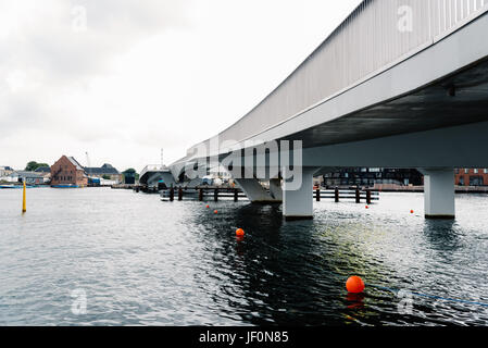 Kopenhagen, Dänemark - 12. August 2016: Inderhavnsbroen, der Inner Harbour Bridge ist eine Brücke über den inneren Hafen von Kopenhagen, kombinierte Fußgänger Stockfoto