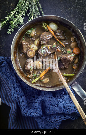 Boeuf Bourguignon in Kasserolle Stockfoto