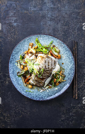 Heilbutt-filet mit Thai Gemüse auf dem Teller Stockfoto