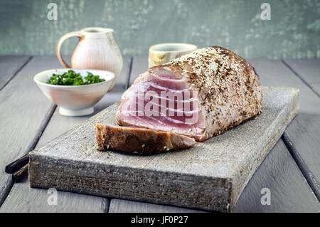 Thunfisch Steak mit Wakame für Fach Stockfoto
