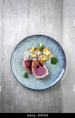 Thunfisch Tataki mit Bratkartoffeln Stockfoto