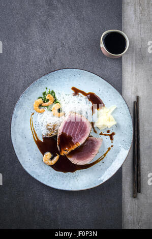 Thunfisch Tataki mit Reisnudeln Stockfoto