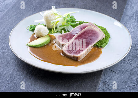 Thunfisch Tataki mit Gemüse und Wasabi Sahne Stockfoto