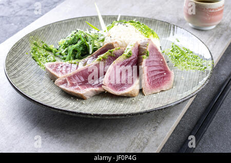 Thunfisch Tataki mit Wakame und Reis Stockfoto