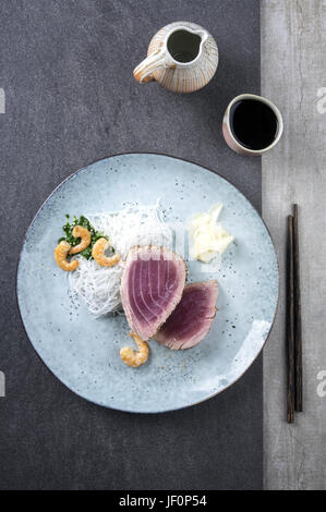 Thunfisch Tataki mit Reisnudeln Stockfoto