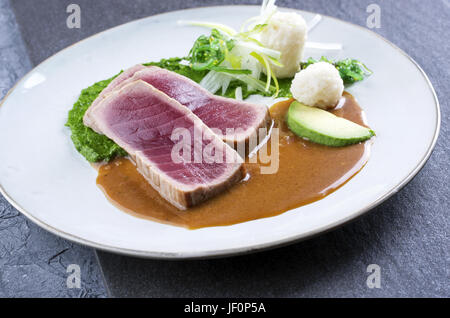 Thunfisch Tataki mit Gemüse und Chili Creme Stockfoto