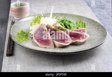 Thunfisch Tataki mit Wakame und Reis Stockfoto