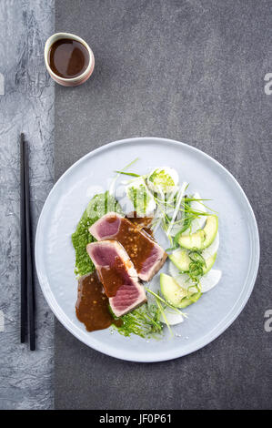 Thunfisch Tataki mit Gemüse und Wasabi Sahne Stockfoto