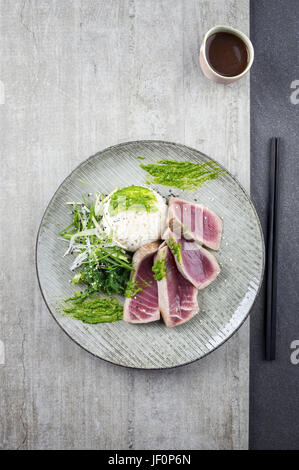 Thunfisch Tataki mit Gemüse und Wasabi Sahne Stockfoto