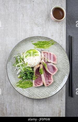 Thunfisch Tataki mit Gemüse und Wasabi Sahne Stockfoto