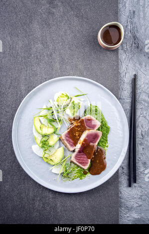 Thunfisch Tataki mit Gemüse und Wasabi Sahne Stockfoto